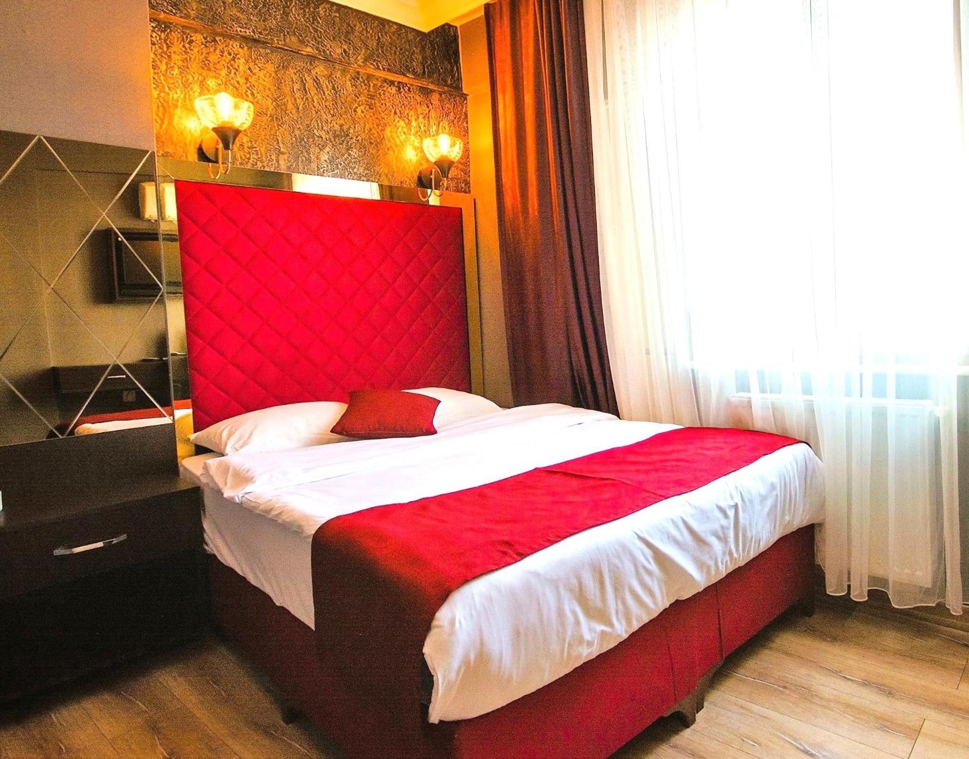 Hotel Atesde Dustu Salvara Istanboel
