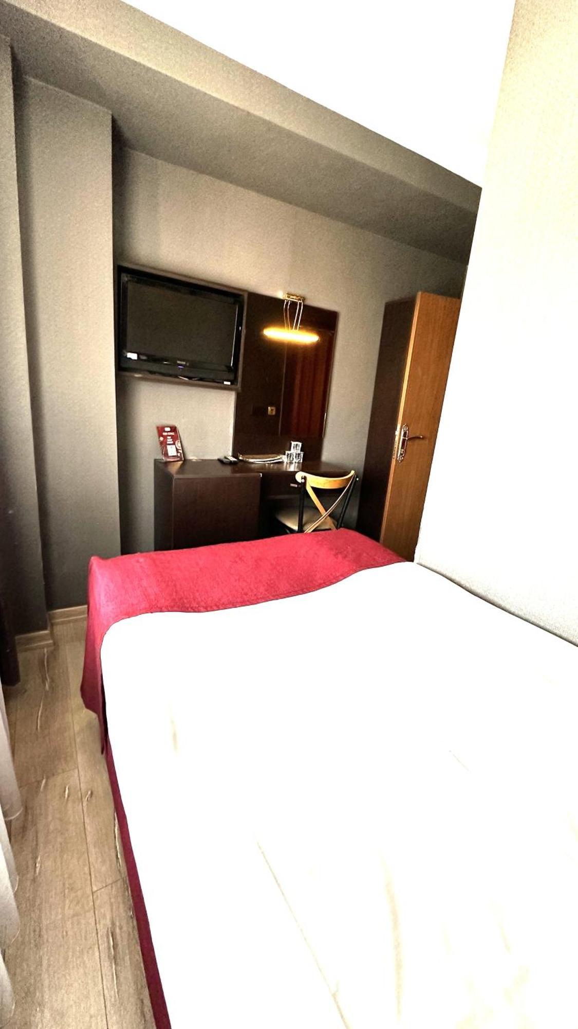 Atesde Dustu Salvara Hotel Istanboel